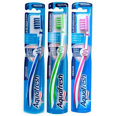 Зубная щетка AQUAFRESH In-between средняя